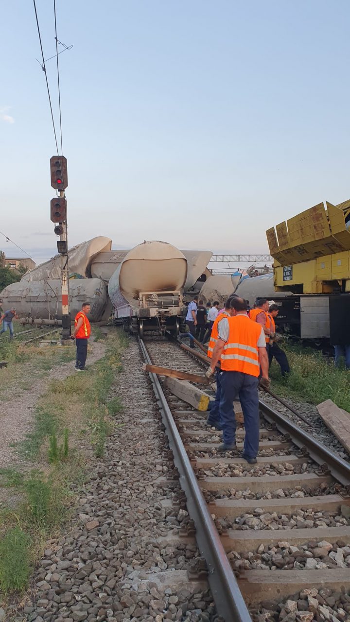Mecanicul trenului care a provocat accidentul de la Fetești a fost reținut pentru 24 de ore