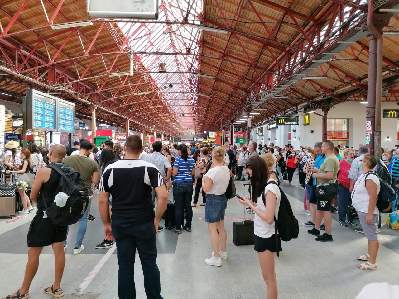 Este haos în Gara de Nord: „Simt că leșin. Mereu adaugă întârziere, nu a venit și nu a plecat niciun tren” UPDATE