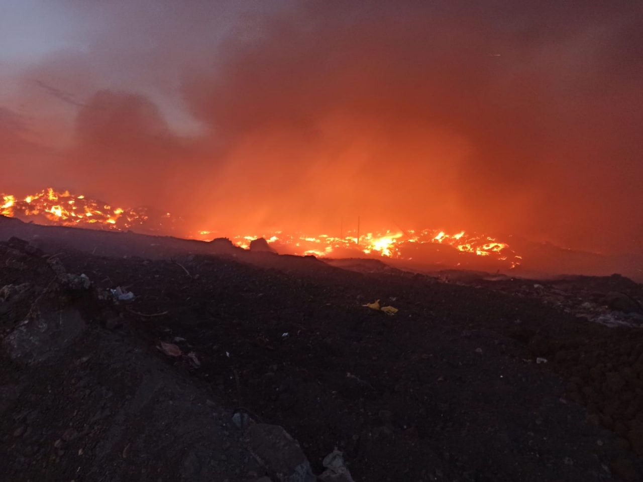 Incendiu violent la groapa de gunoi din Arad (VIDEO)
