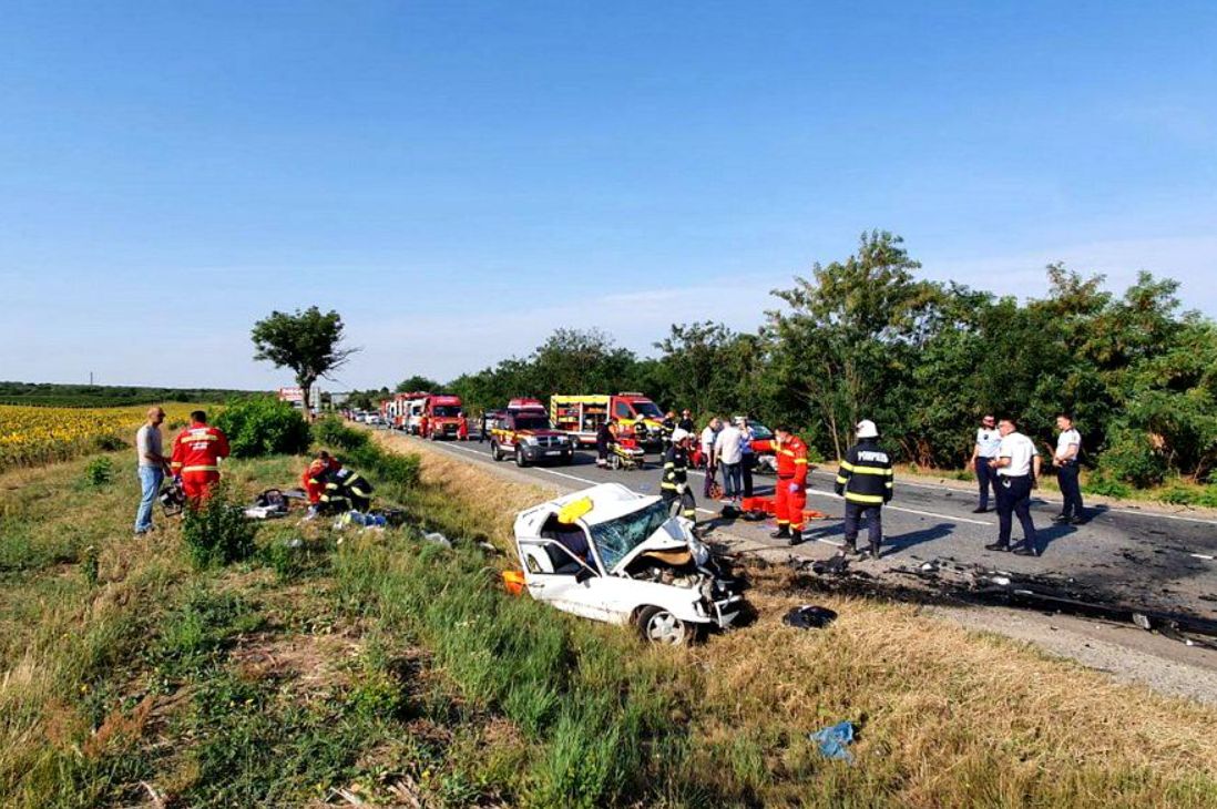 FOTO. Alt accident mortal. Un bărbat și un copil de 4 ani au murit după ce două mașini s-au izbit frontal, în Bihor