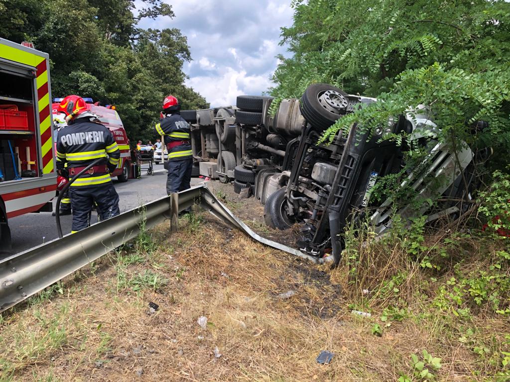 Un șofer turc a murit, după ce TIR-ul pe care îl conducea s-a răsturnat pe un drum din Arad (FOTO)