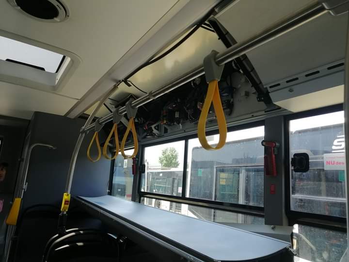 Un nou incident cu un autobuz Otokar al STB. Mai multe panouri au căzut peste scaunele pasagerilor (FOTO)