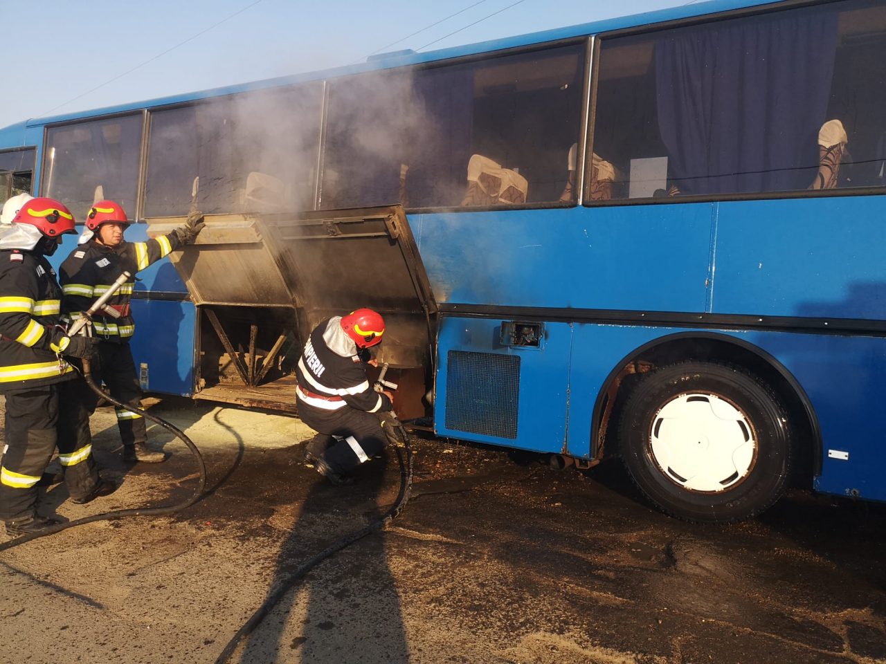 Un autocar cu 21 de copii la bord a luat foc, pe un drum din județul Botoșani (FOTO)