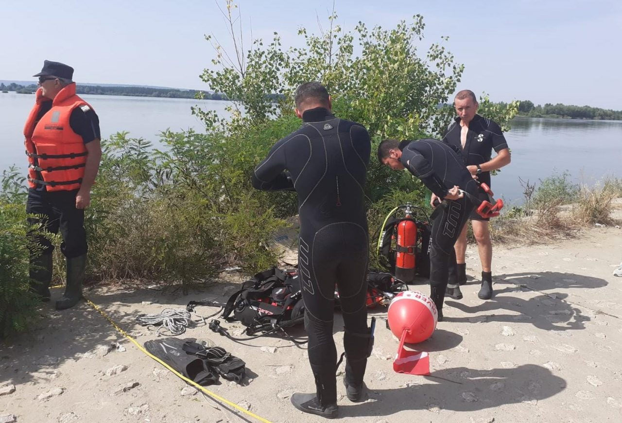 O barcă în care s-a aflau 9 oameni s-a răsturnat în Dunăre. Un tânăr de 21 de ani este dat dispărut