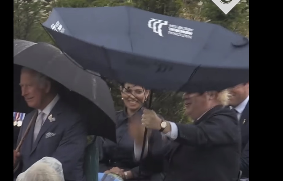 Premierul Boris Johnson a stârnit hohote de râs pe rețelele de socializare după ce a fost surprins „luptându-se” cu o umbrelă buclucașă (VIDEO)