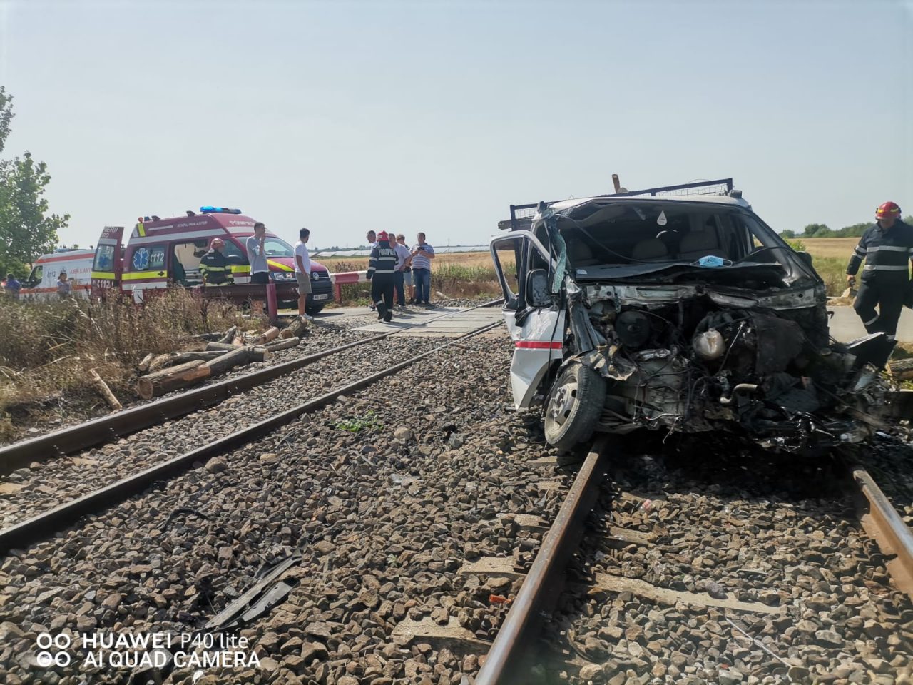 Camion încărcat cu lemne, lovit de tren în județul Dâmbovița. O persoană a fost rănită (FOTO – VIDEO)