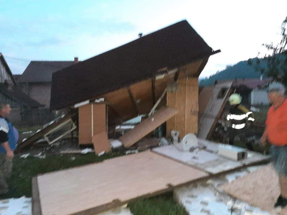 Casă spulberată de explozia unei butelii la Praid, în județul Harghita. O femeie și copilul ei au suferit arsuri grave