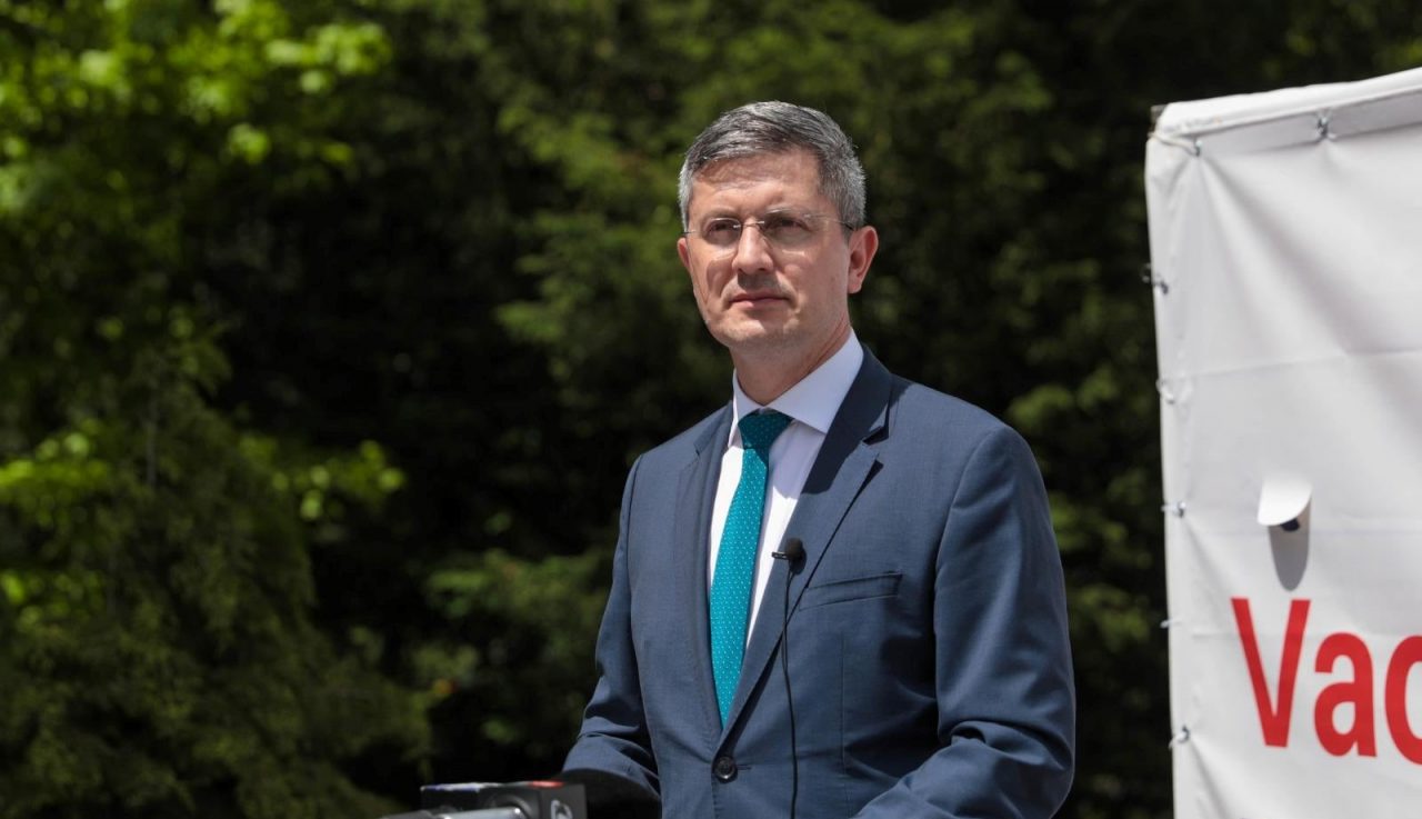 Dan Barna a ajuns la SPITAL după ce a fost implicat într-un accident rutier. Deputatul USR traversa strada pe o trotinetă electrică