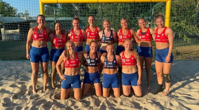 Fetele din echipa de handbal pe plajă a Norvegiei, amendate pentru că au refuzat să joace în bikini. „În 2021, asta nu ar trebui să fie o problemă”
