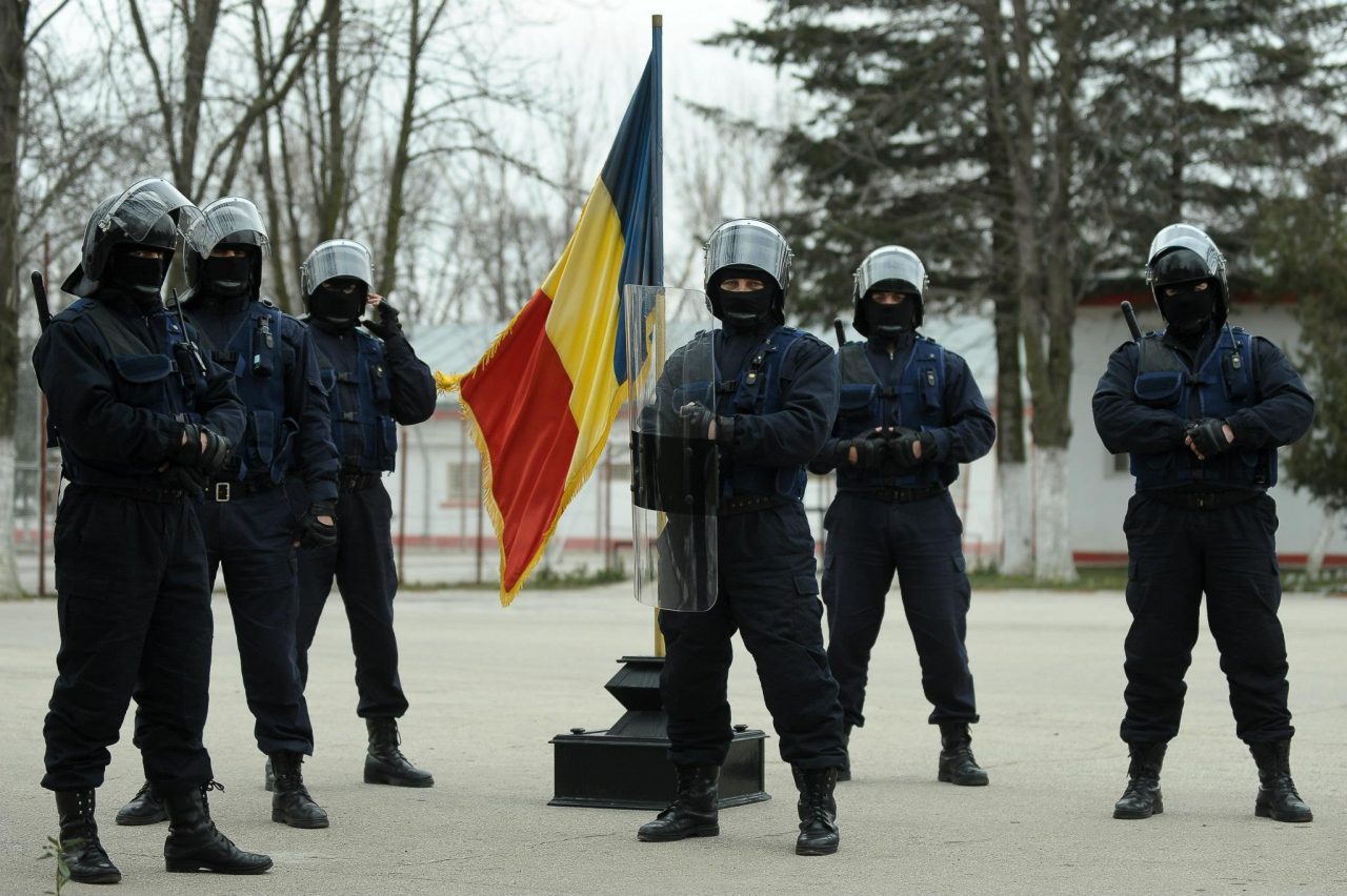 Gardienii care păzesc pușcăriile românești, înarmați cu AKM-uri vechi, model 1963 și muniție rămasă de la Revoluție!