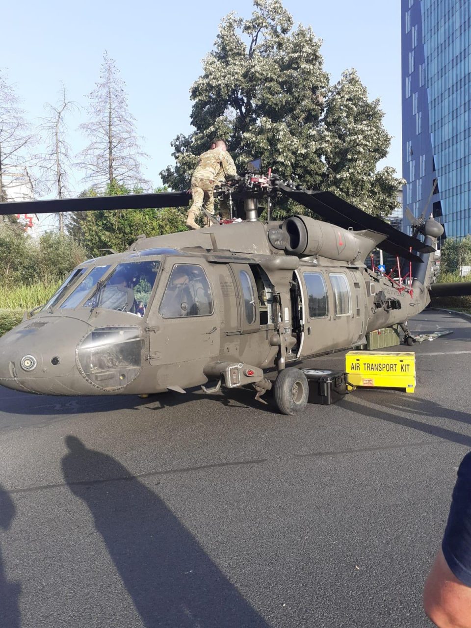 Imagini spectaculoase cu elicopterul care a aterizat forțat în Piața Charles de Gaulle, în momentul în care e transportat spre Baza Aeriană 90 Otopeni (VIDEO)
