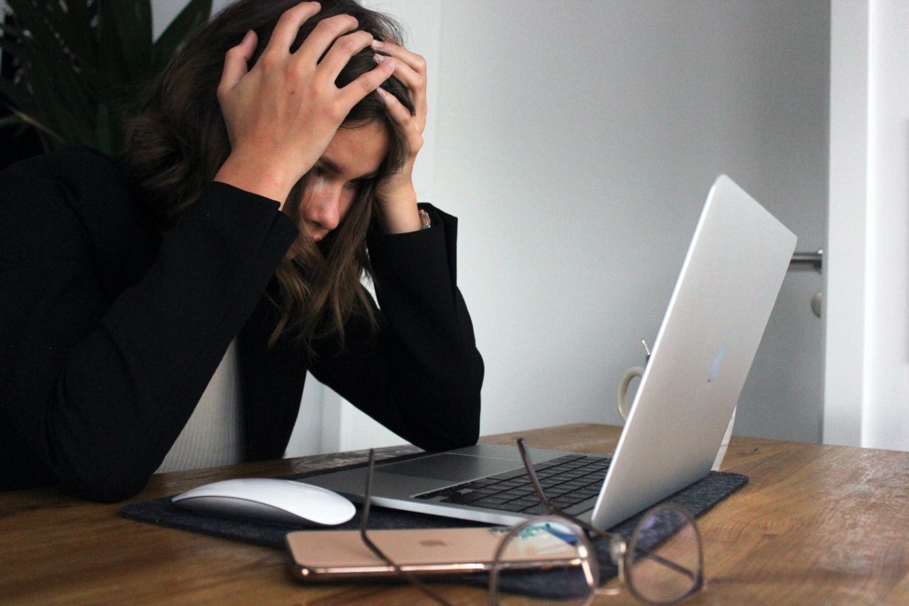 Doxing, un fenomen dăunător în social media. Una din şase persoane a fost victima aplicaţiilor online de dating