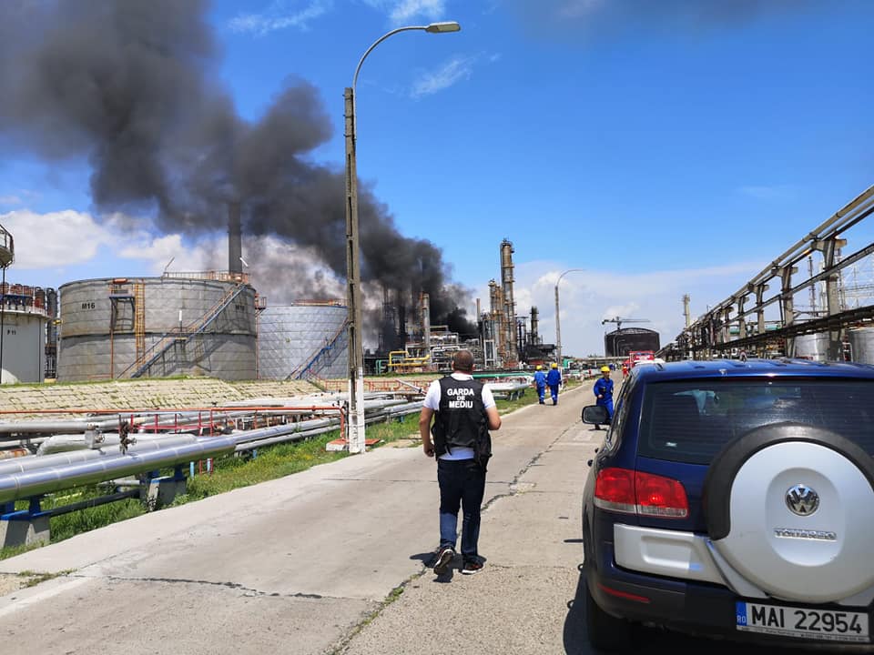 Explozia de la Petromidia. Mai mulţi angajaţi acuză lipsa reviziilor şi a modernizării rafinăriei