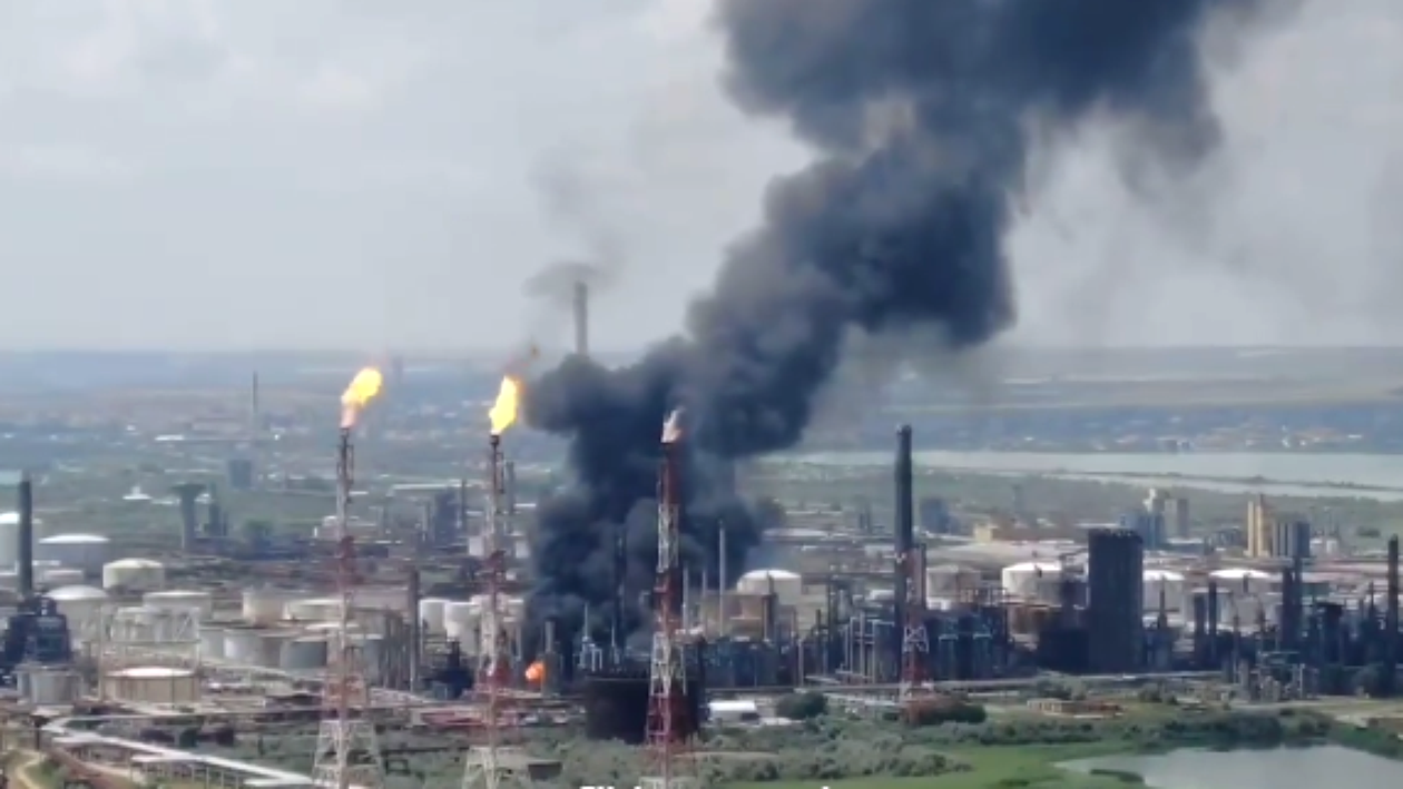 Filmul evenimentelor de după explozia de la Petromidia. Un mort, cinci răniți și patru ore de intervenție cu Plan Roșu, pentru a stinge incendiul
