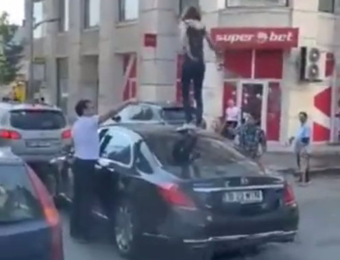 Incident neobișnuit în traficul din Capitală. O femeie s-a urcat pe o mașină, în zona Piața Unirii (VIDEO)