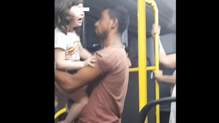 UPDATE – Polițiștii au elucidat cazul fetiței din Brăila, filmată într-un autobuz când țipă și se zbate în brațele unui bărbat. Unde a fost găsit copilul (VIDEO)