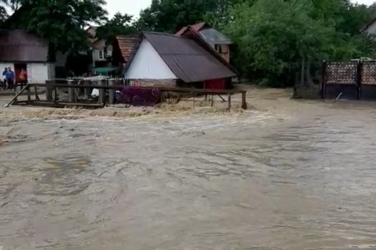 Avertisment al hidrologilor. Cod portocaliu de viituri pe râuri în mai multe județe, până marţi noapte