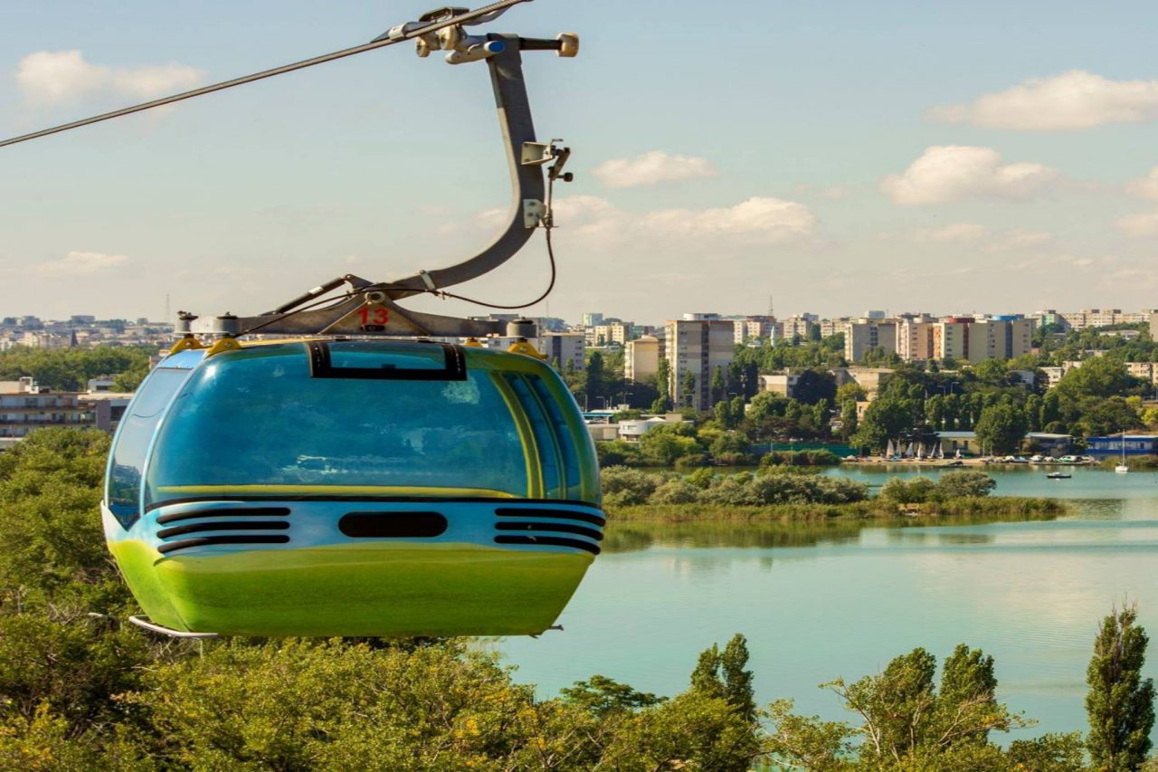 Cel puțin 100 de persoane au rămas blocate în telegondola din Mamaia. Două persoane au suferit un atac de panică | VIDEO