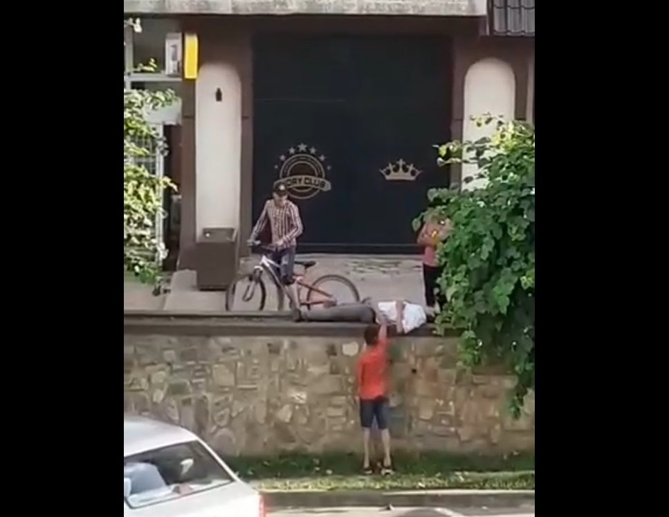 Tentativă de jaf în Târgu Neamț, filmată cu telefonul. Cum a încercat un grup de tineri să buzunărească un om ce se odihnea pe o bancă (VIDEO)