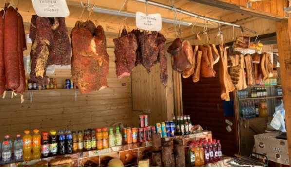 Peste jumătate de tonă de produse alimentare, comercializate la tarabele de pe Transfăgărășan, retrase de la vânzare