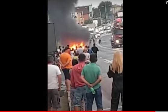 O femeie a fost rănită, după ce mașina pe care o conducea a luat foc în trafic la Agigea. Produsele transportate în portbagaj au amplificat focul (VIDEO)