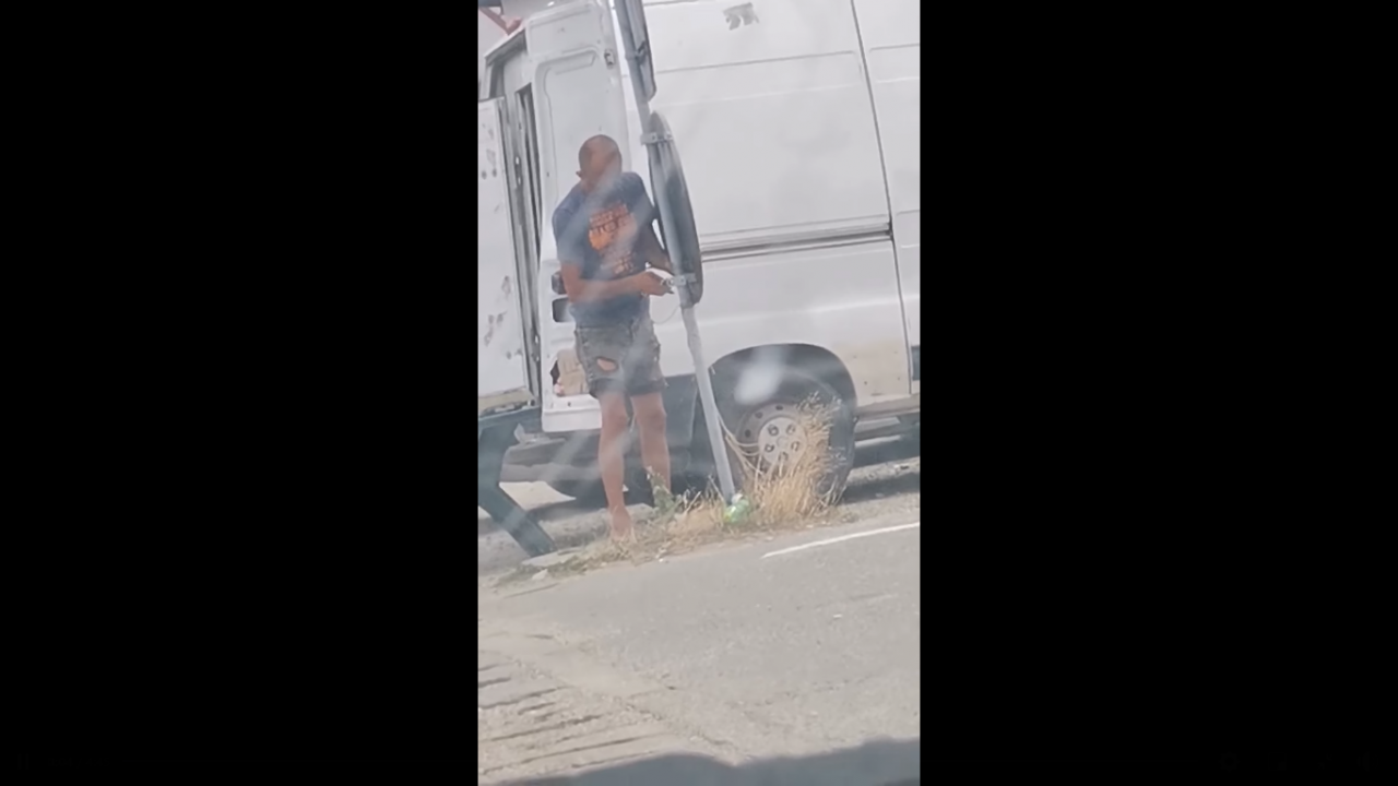 Motivul incredibil pentru care doi bărbaţi au dat jos un indicator rutier (VIDEO)