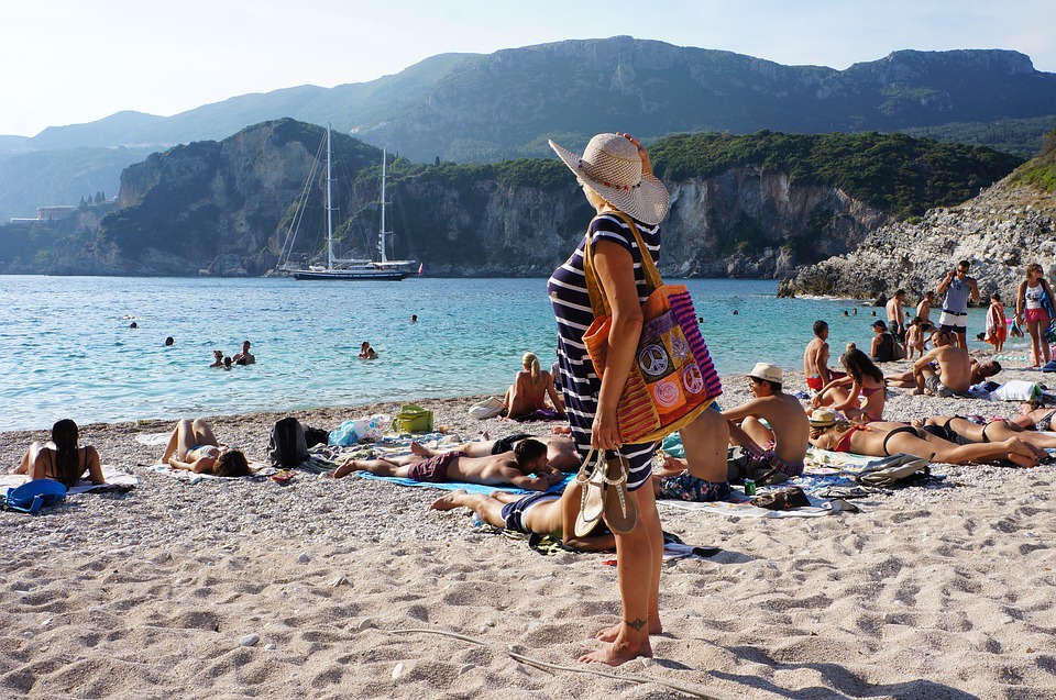 Grecii le fac curte turiștilor români. Absența britanicilor schimbă datele, spune viceprimarul din Corfu