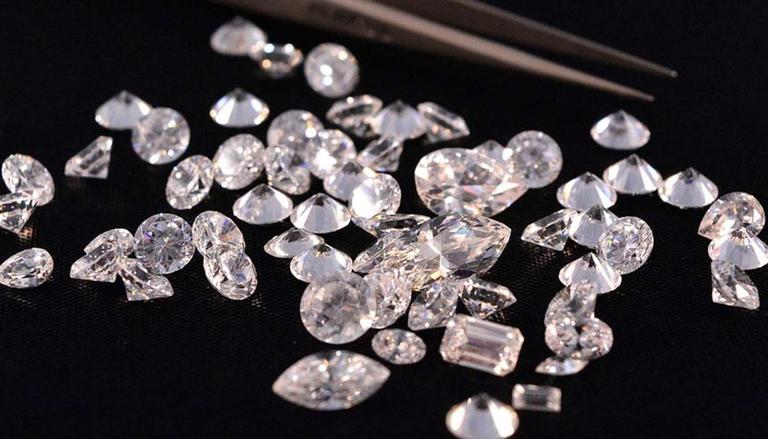 Furt sofisticat de bijuterii. O româncă a furat diamante în valoare de peste 4 milioane de lire sterline şi le-a înlocuit cu pietricele de grădină