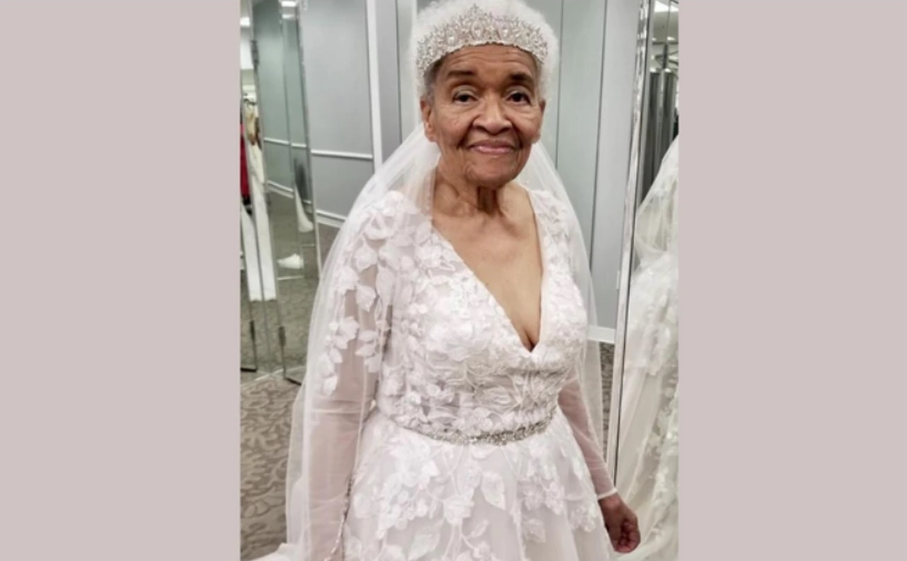 Rochie albă de mireasă și jartieră, la 94 de ani, pentru cea mai „cool” bunică de pe Facebook (Galerie FOTO&VIDEO)