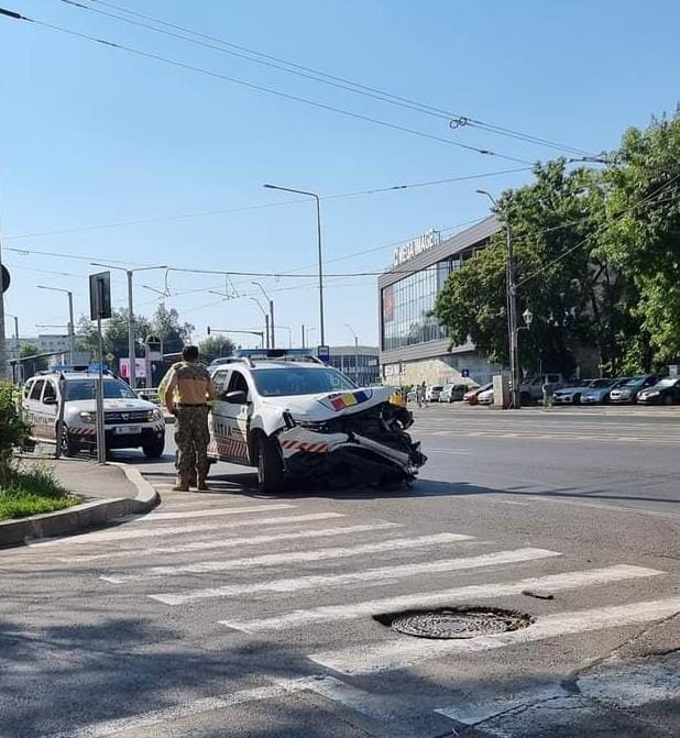 Autospecială a Poliției Militare, care trebuia să ajungă la repetițiile de la Arcul de Triumf, implicată într-un accident în sectorul 4. O femeie și un copil de 2 ani au fost răniți (FOTO)