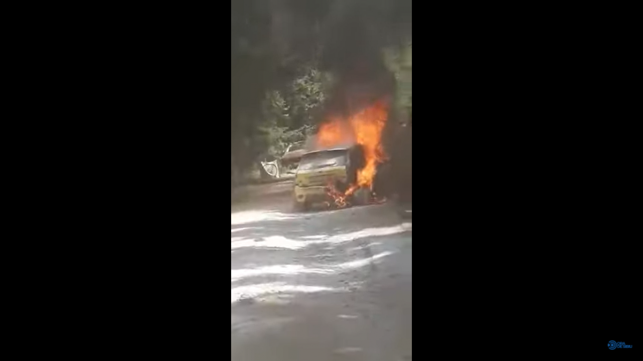VIDEO | O maşină care participa la Raliul Sibiului a luat foc
