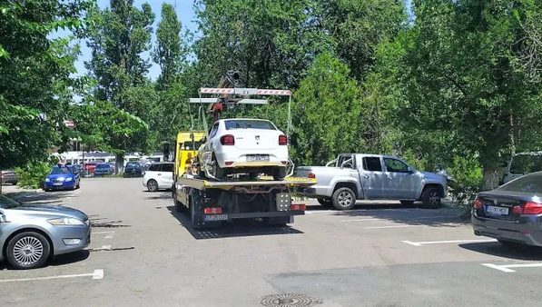 Metoda prin care un turist a încercat să nu plătească parcarea în Mamaia. Poliția Locală i-a ridicat imediat mașina