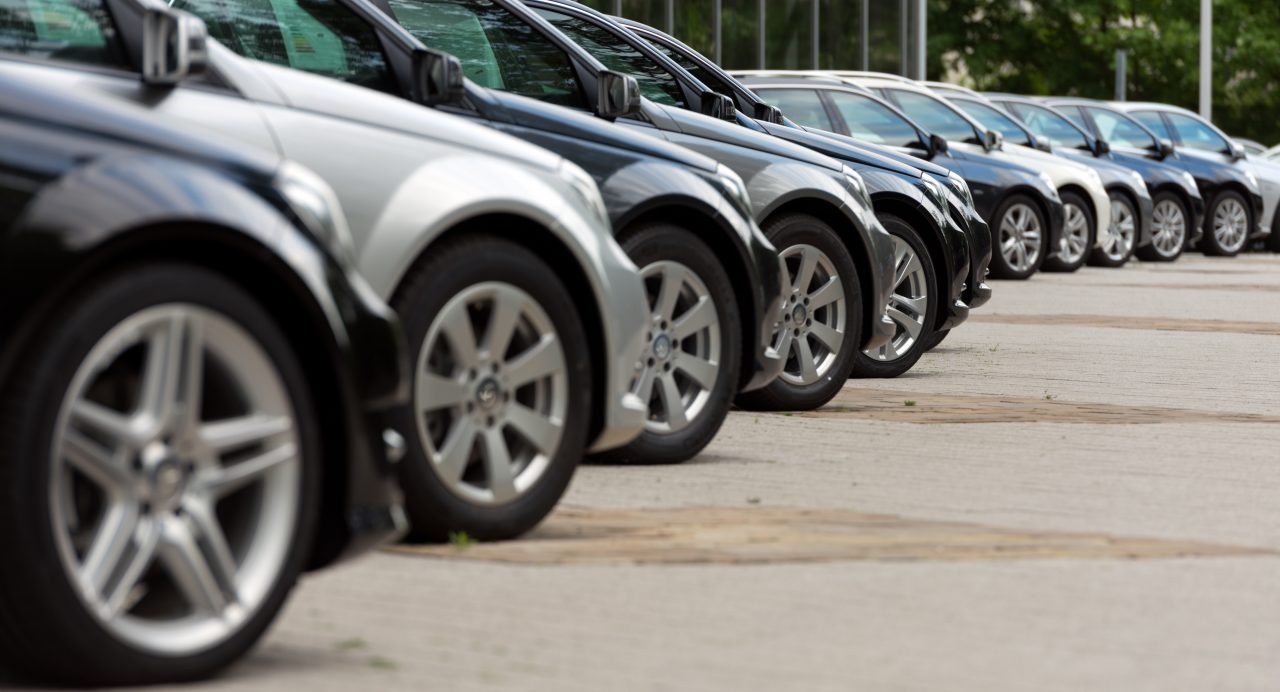 Comisia Europeană propune interzicerea punerii în vânzare a mașinilor pe benzină sau diesel din 2035. Proiectul vizează reducerea emisiilor