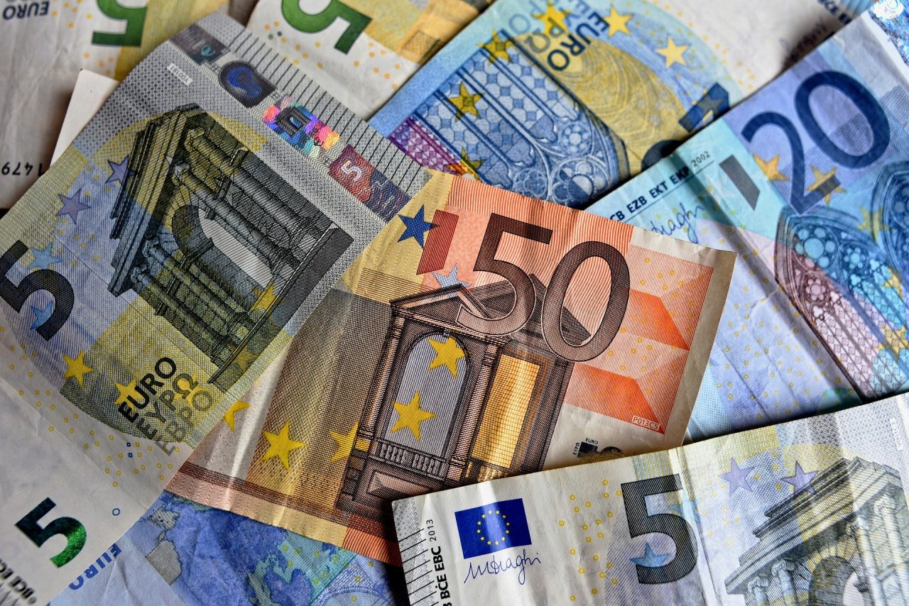 Euro urcă la un nou maxim istoric faţă de leu şi ajunge la 4,9283