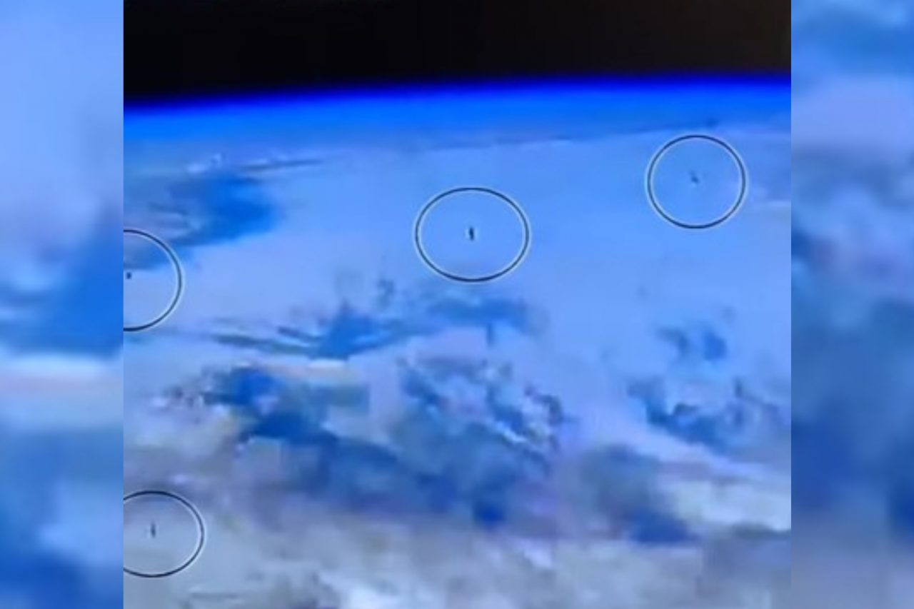 VIDEO | O flotă de obiecte misterioase, surprinse live de NASA. „Tocmai am verificat camerele ISS…”