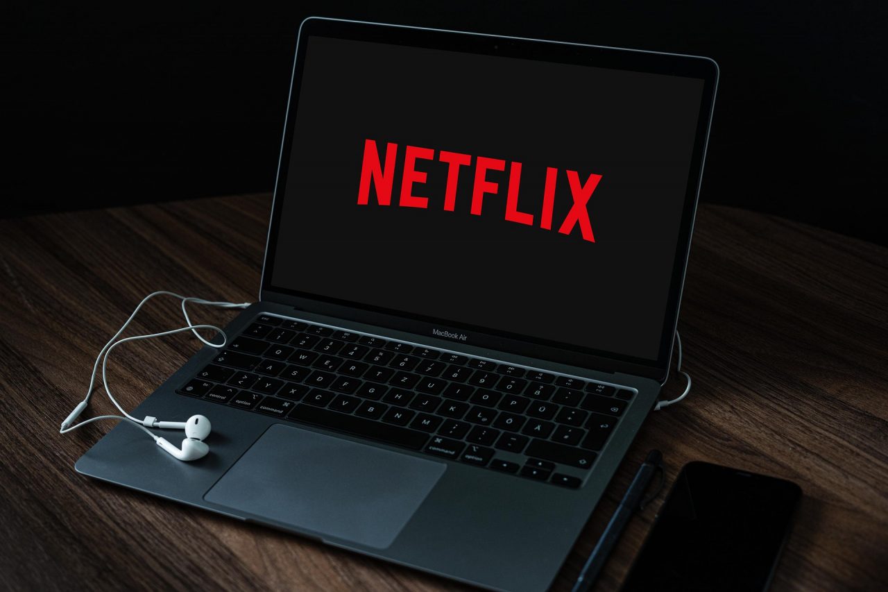 Netflix impune vaccinarea obligatorie pentru actorii și personalul de pe platourile de filmare