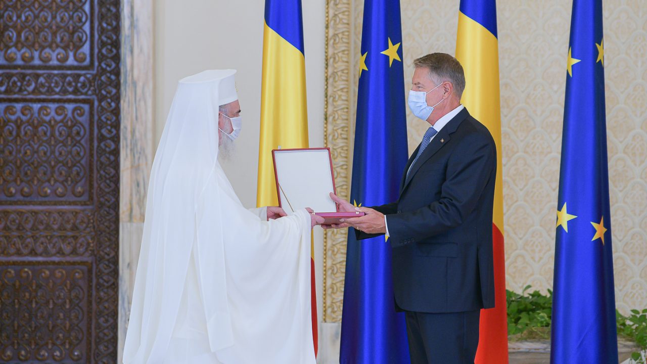 Patriarhul Daniel, decorat de preşedintele Iohannis cu Ordinul Naţional „Steaua României”: „Cultele în România sunt parteneri sociali ai statului”