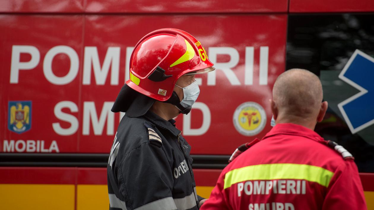 FOTO | Incendiu la un mall din Arad în Ajunul Crăciunului. De unde au pornit flăcările