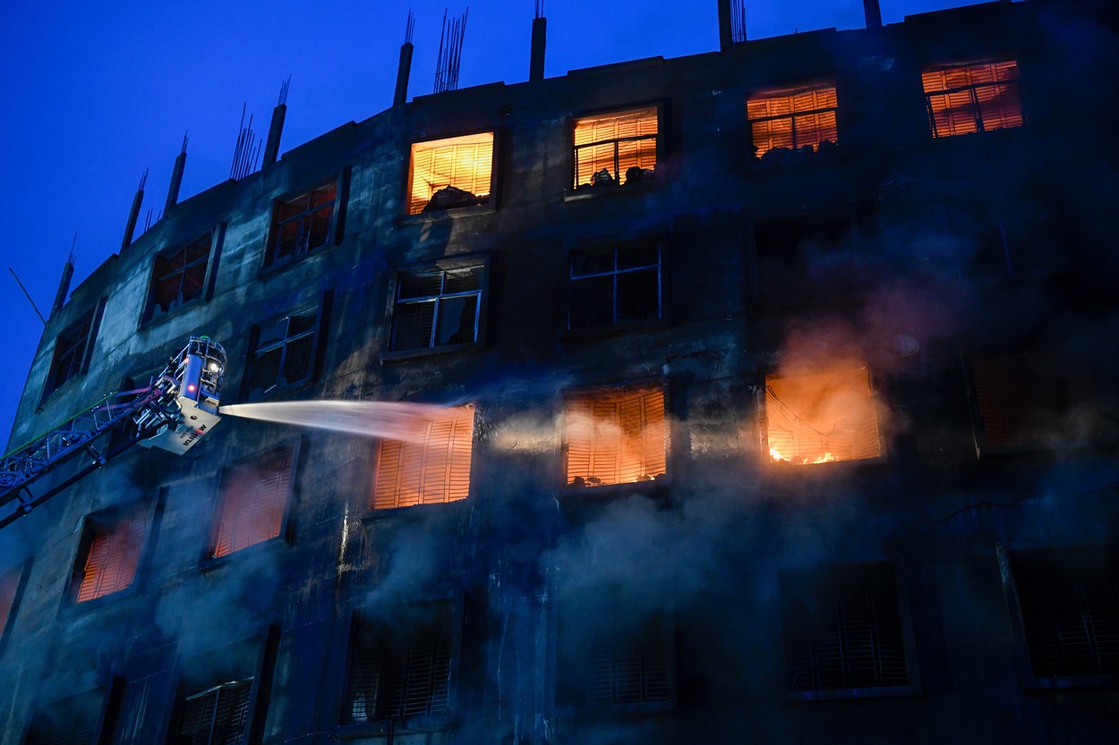 Cel puțin 52 de morți în urma unui incendiu la o fabrică din Bangladesh. Muncitorii au sărit de la etaj pentru a scăpa cu viață