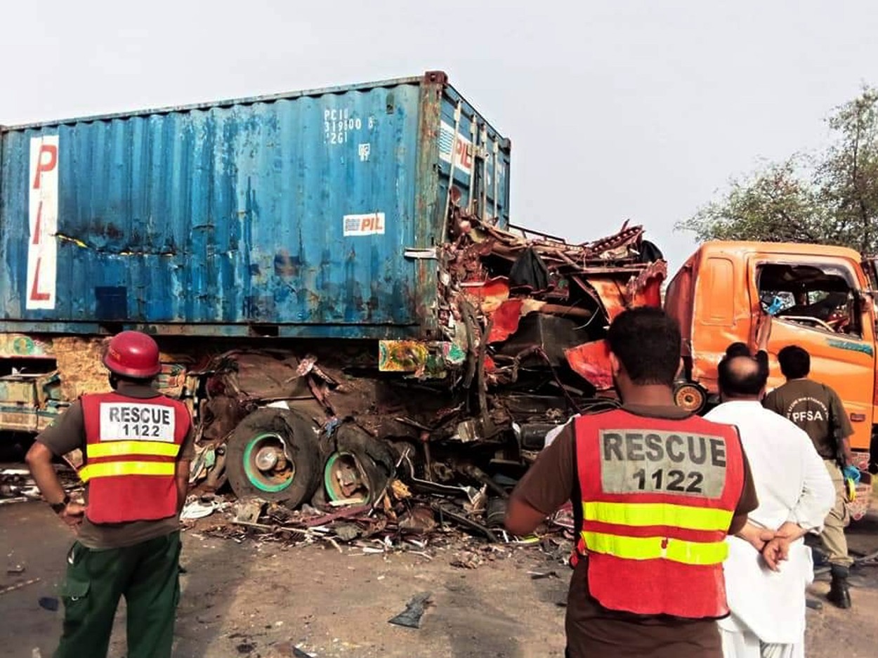 Zeci de morți și de răniți într-un grav accident de autocar în Pakistan | VIDEO