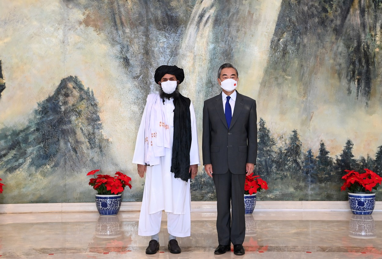 Talibanii caută sprijin internațional. Reprezentanți ai militanților, primiți în China
