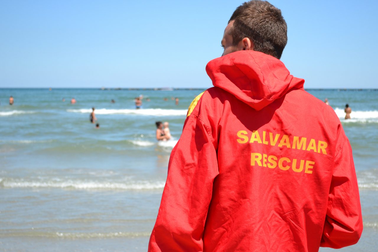 Prima zi de vară, intervenție a salvamarilor de la Mamaia. O femeie, la un pas de moarte în apele mării