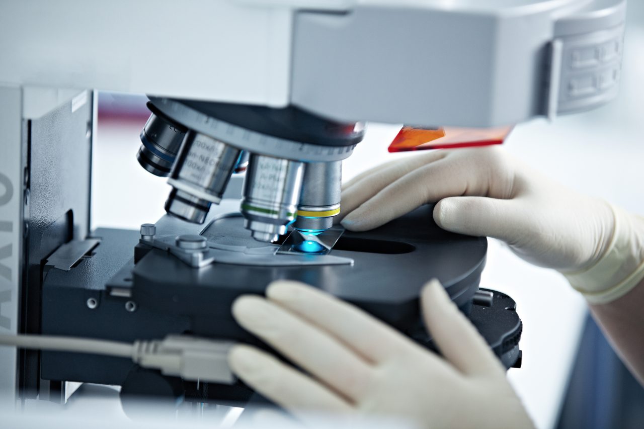 Caz îngrijorător în Belgia: O femeie a murit după ce a fost infectată cu două tulpini ale coronavirusului în același timp