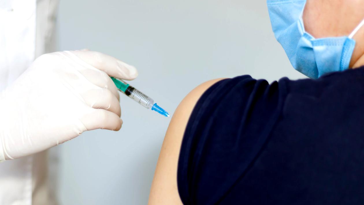 Inflamațiile cardiace ar trebui trecute ca efecte secundare ale vaccinurilor Moderna și Pfizer, spun specialiștii EMA