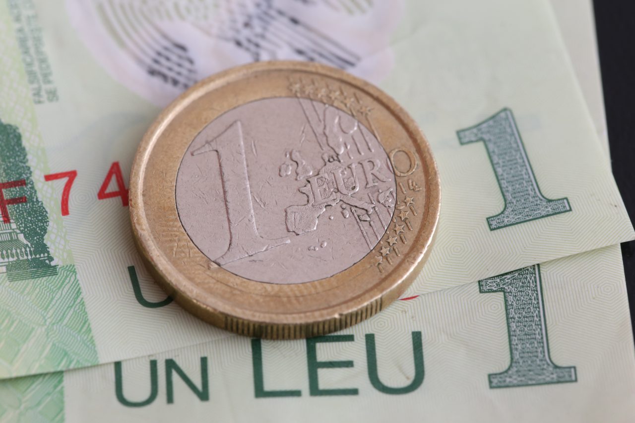 Analiștii financiari estimează un curs de peste 5 lei/euro în 12 luni. Cu cât este așteptată să crească inflația