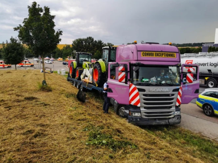Un șofer român de TIR a lovit 8 mașini și a rănit 6 persoane, într-o parcare din Germania, apoi și-a amenințat un coleg cu o furculiță și i-a agresat pe polițiști
