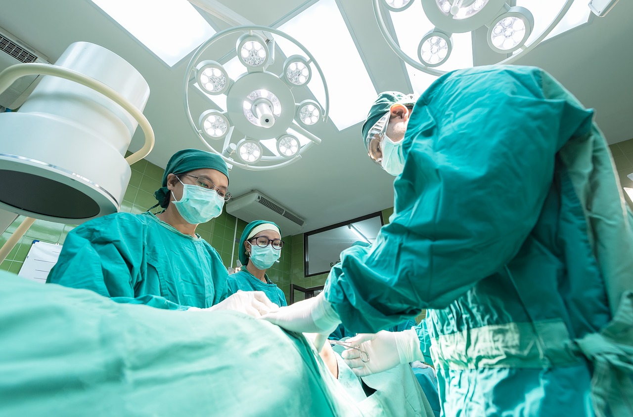 Povestea incredibilă a unei tinere din Spania. Operată pentru extirparea unei tumori, medicii i-au uitat un burete în gât