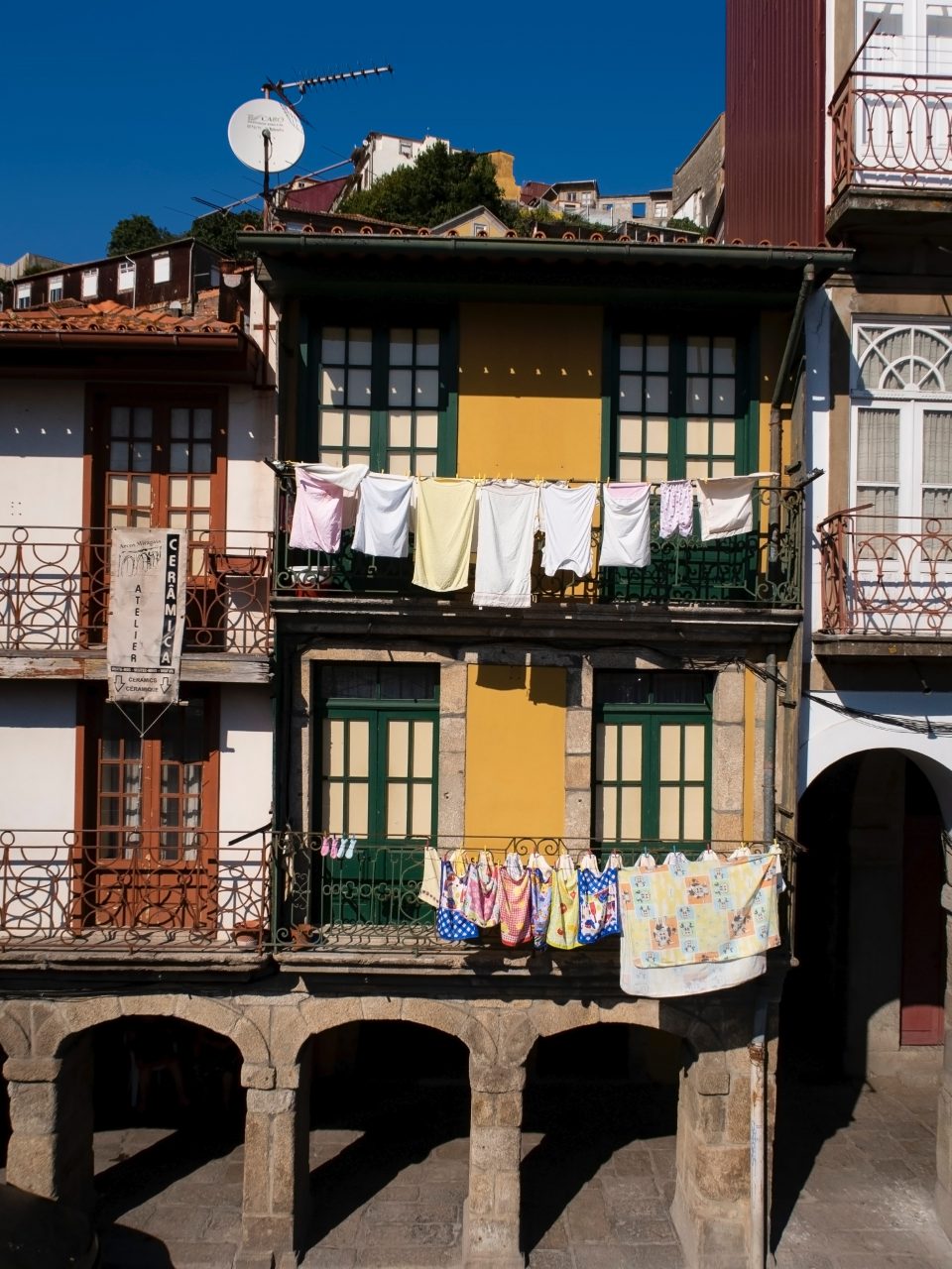 Un român, acuzat de furtul lenjeriei intime de damă, în Spania. Bărbatul urca noaptea pe balcoane