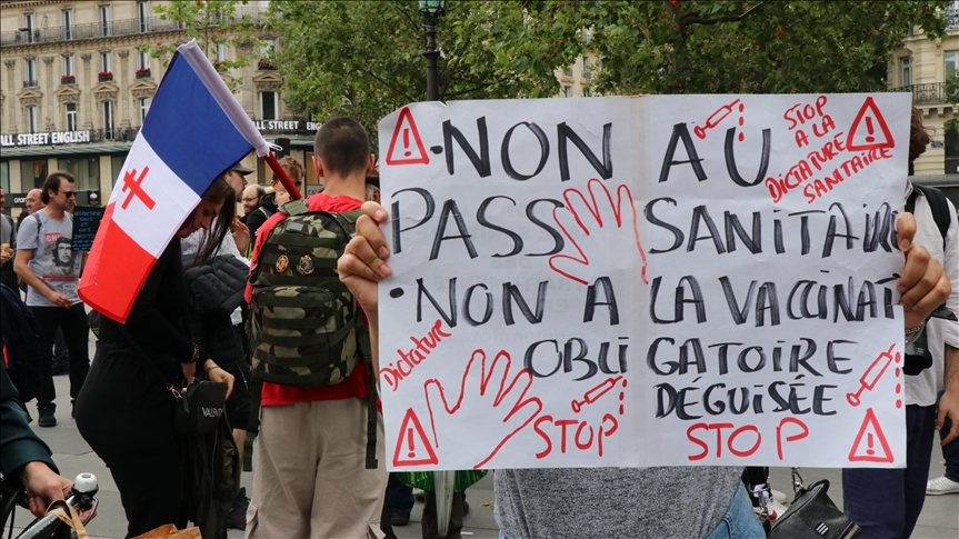 Mii de oameni protestează în Franța împotriva noilor reguli privind vaccinarea obligatorie a cadrelor medicale