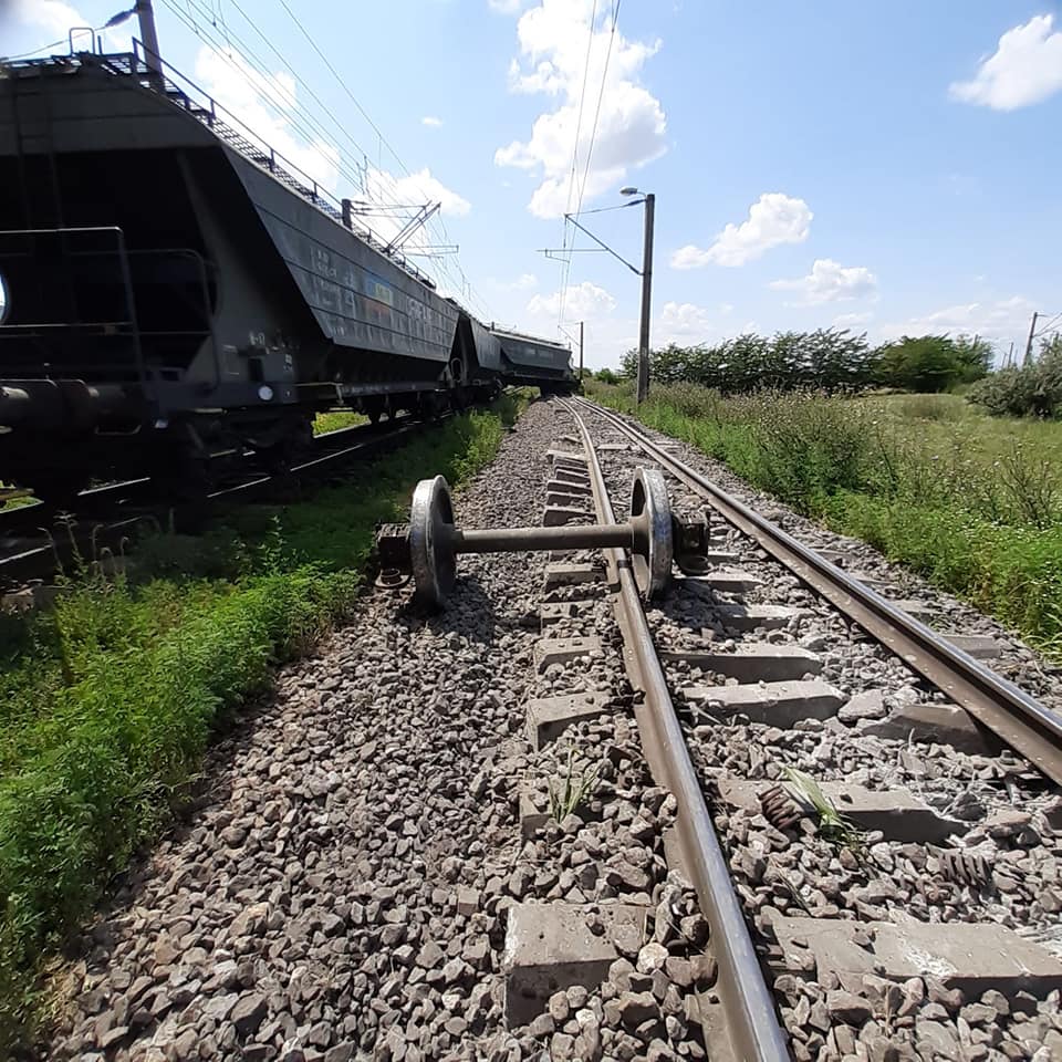 UPDATE – Magistrala București-Constanța a fost deblocată, la Fetești. Traficul feroviar fusese afectat, după ce 5 vagoane ale unui tren de marfă au deraiat